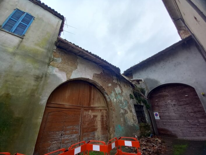 A Bassignana crollano alcune tegole da un tetto di via del Tempio: strada chiusa