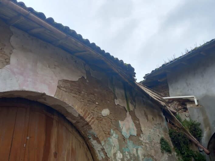 A Bassignana crollano alcune tegole da un tetto di via del Tempio: strada chiusa