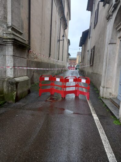 A Bassignana crollano alcune tegole da un tetto di via del Tempio: strada chiusa