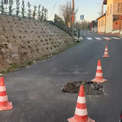 “Buchi profondi indicati solo da birilli”: la segnalazione in via Dazio a Valle San Bartolomeo