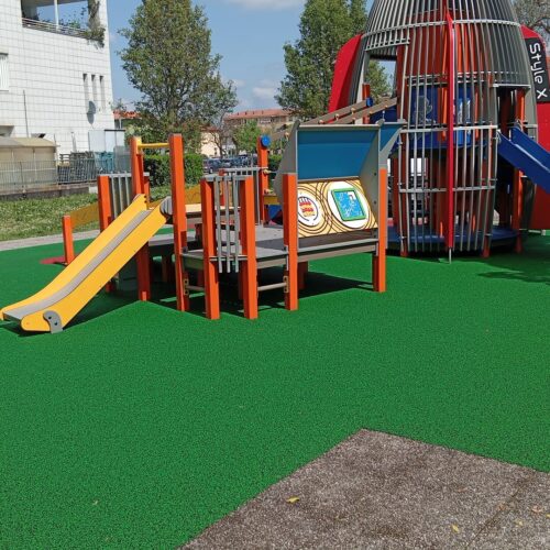 Aree gioco più sicure a Casale Monferrato: rifatte le pavimentazioni in tre parchi cittadini