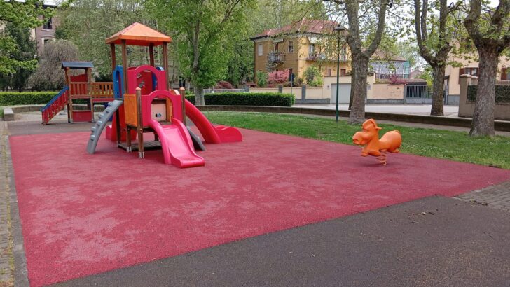 Aree gioco più sicure a Casale Monferrato: rifatte le pavimentazioni in tre parchi cittadini
