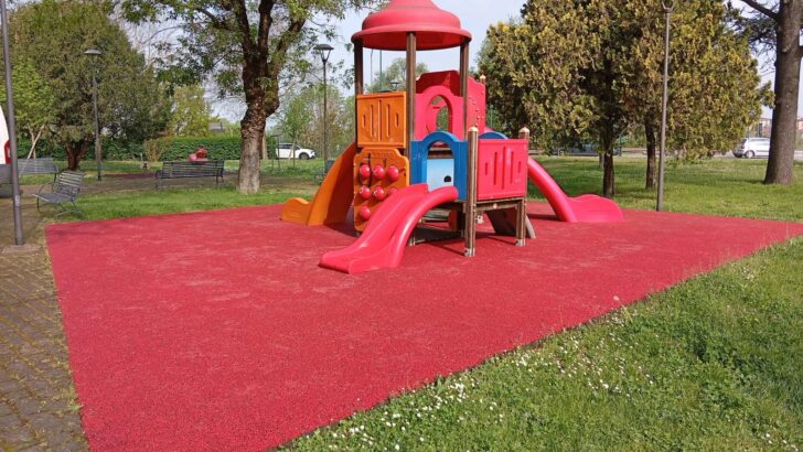 Aree gioco più sicure a Casale Monferrato: rifatte le pavimentazioni in tre parchi cittadini