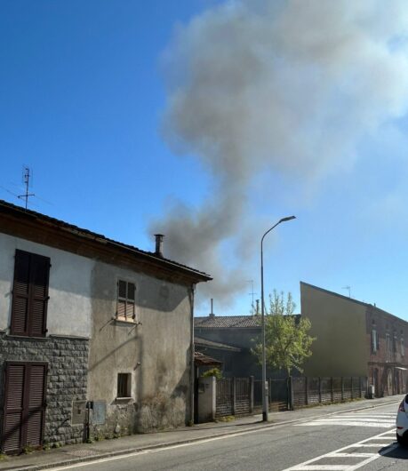 Incendio a Cabanette: a fuoco un’auto e una pensilina