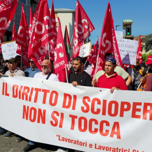 Lavoratori e sindacalisti SiCobas in piazza: “Il diritto di sciopero non si tocca, urleremo più di prima”