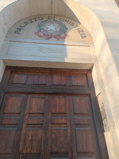 Lastra di marmo si stacca dalla facciata del Tribunale. Intervengono Vigili del Fuoco per la messa in sicurezza