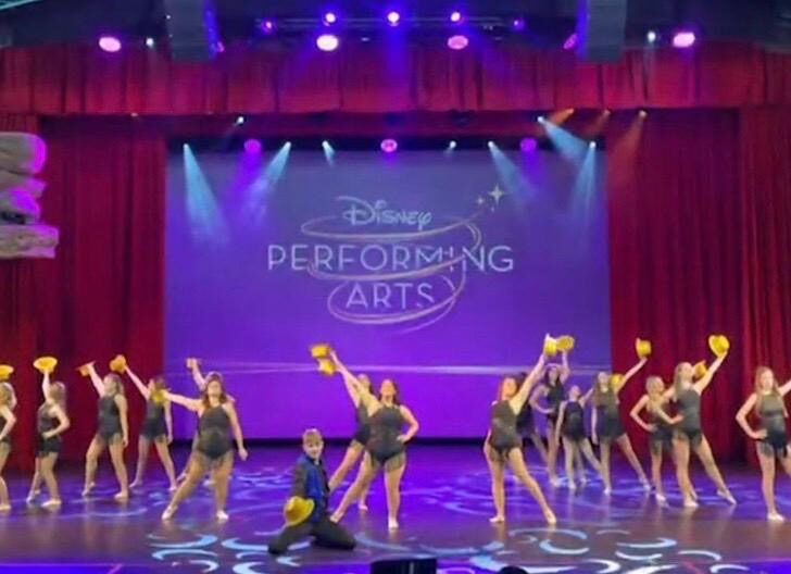 Giovani danzatori dell’Alessandrino conquistano il pubblico del teatro Videopolis a Disneyland Paris