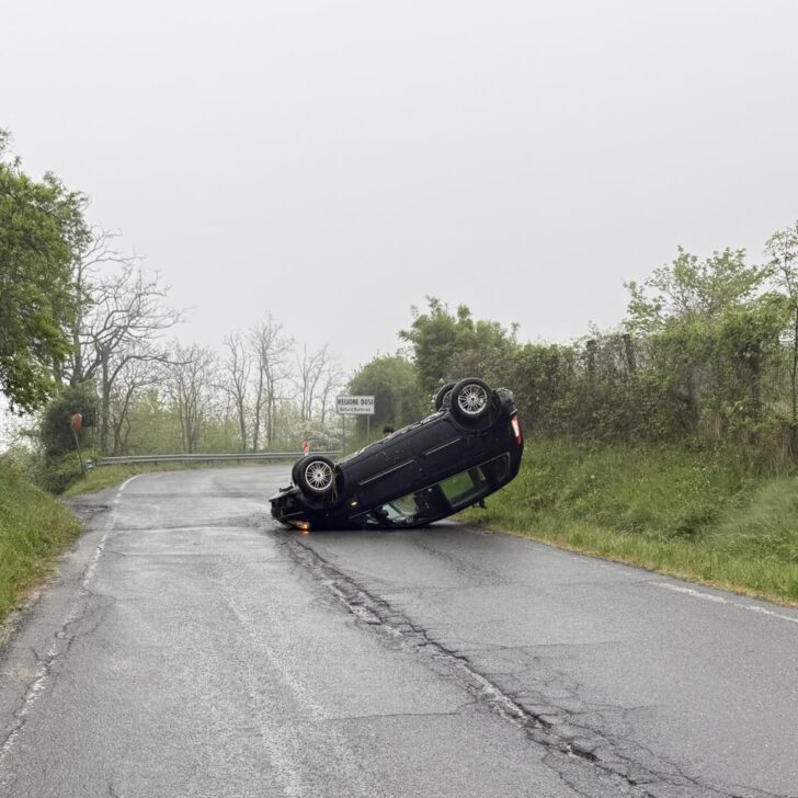 Auto ribaltata a Belforte Monferrato