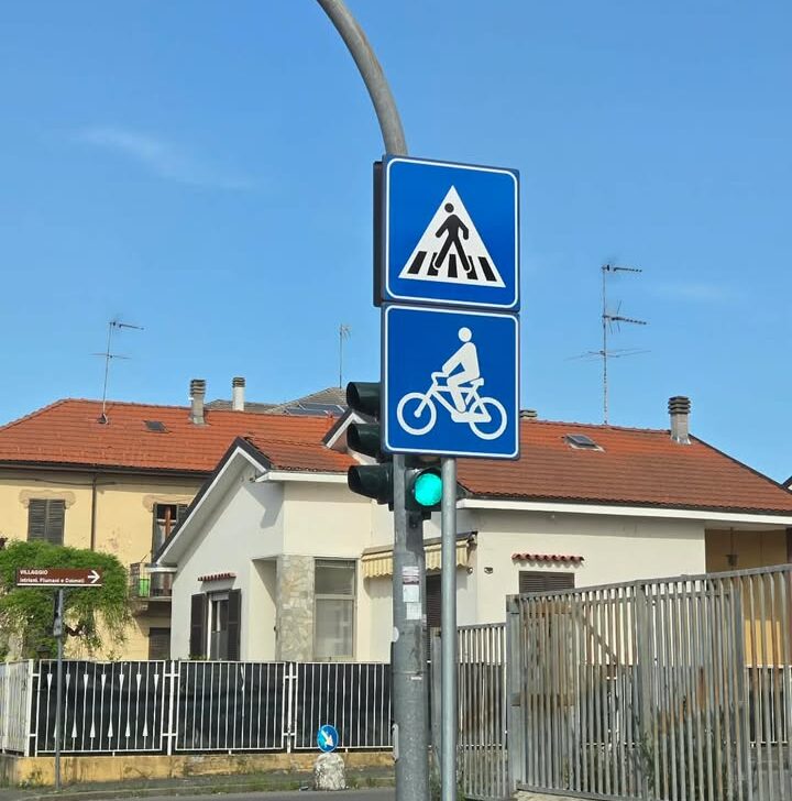 “Quel cartello davanti al semaforo ostacola la visuale”: i dubbi di un lettore