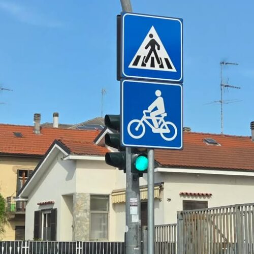 “Quel cartello davanti al semaforo ostacola la visuale”: i dubbi di un lettore