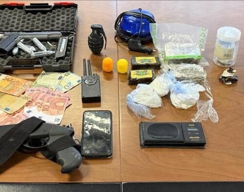 Più di un chilo di droga e armi finte in casa: arrestato a Pavia