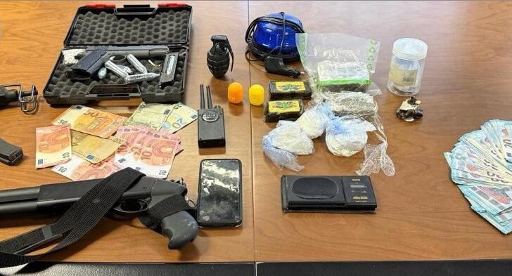 Più di un chilo di droga e armi finte in casa: arrestato a Pavia