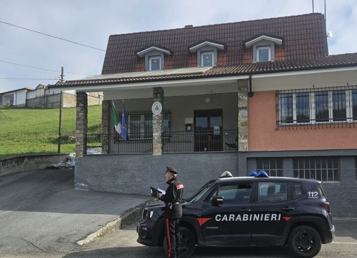 Ubriaco crea scompiglio nel bar, finisce fuori strada e poi ferisce il personale del 118