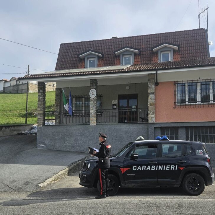 Ubriaco crea scompiglio nel bar, finisce fuori strada e poi ferisce il personale del 118