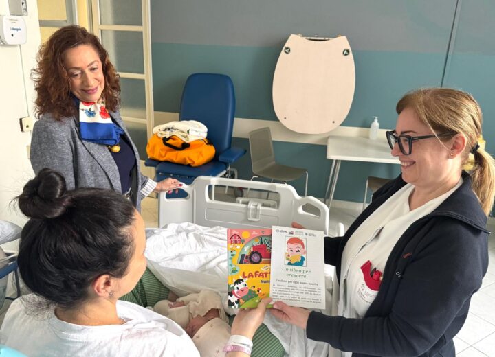 All’Ospedale di Alessandria un libro donato a ogni neonato: le iniziative della Biblioteca Biomedica