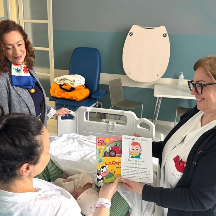 All’Ospedale di Alessandria un libro donato a ogni neonato: le iniziative della Biblioteca Biomedica