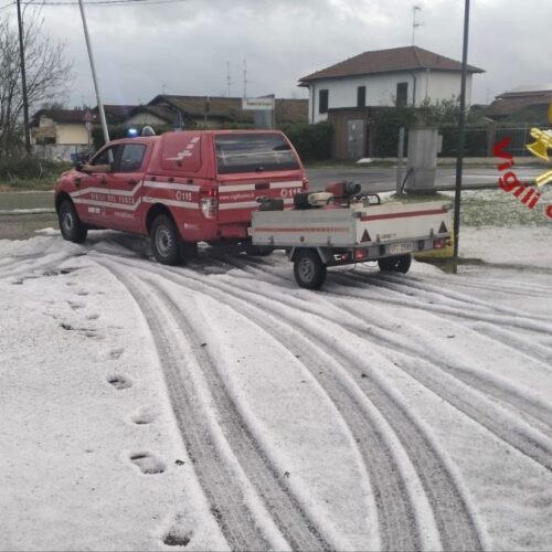 Temporale nel Pavese, allagamenti e strade imbiancate dalla grandine in Lomellina
