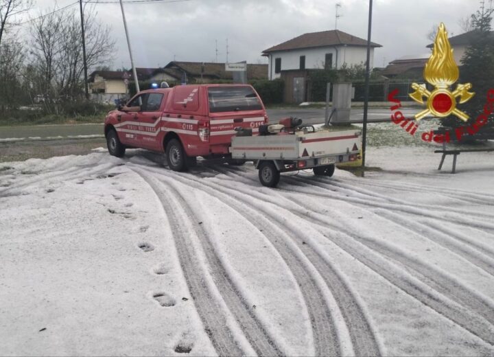 Temporale nel Pavese, allagamenti e strade imbiancate dalla grandine in Lomellina