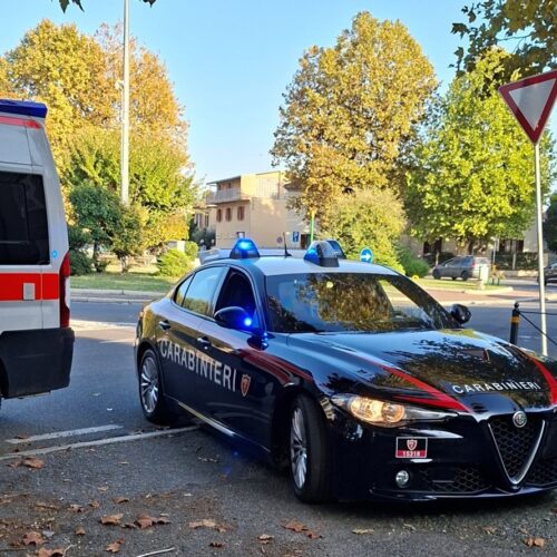 Tenta il suicidio poi punta un’arma contro i presenti: neutralizzato dai Carabinieri