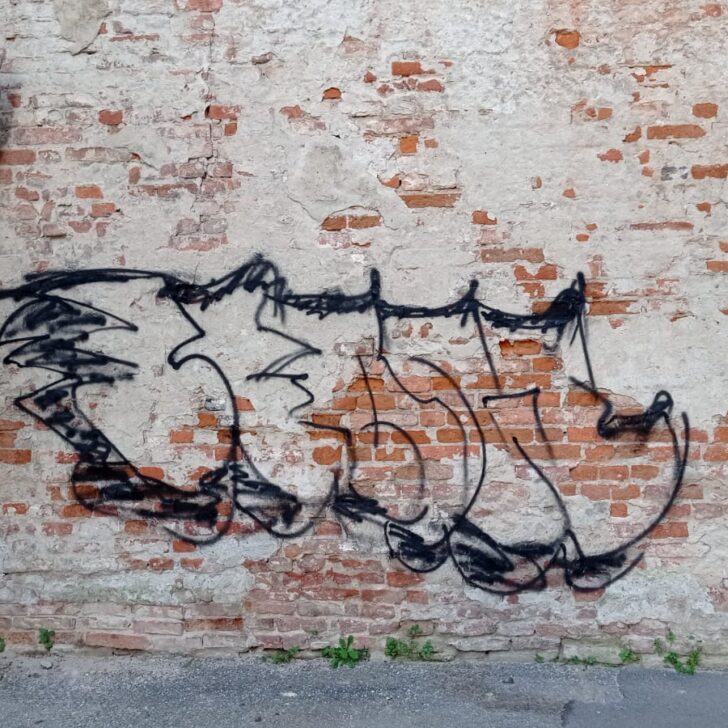 Sorpreso a imbrattare un muro nel centro di Casale: denunciato dalla Polizia locale