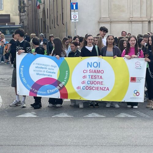 A Casale Monferrato studenti in corteo contro l’amianto: “Ci siamo con testa, cuore e coscienza”