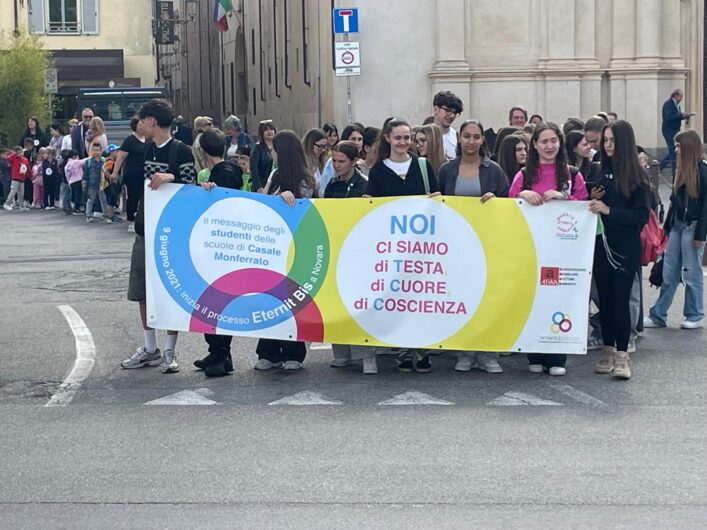 A Casale Monferrato studenti in corteo contro l’amianto: “Ci siamo con testa, cuore e coscienza”