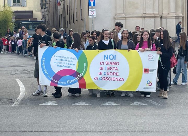A Casale Monferrato studenti in corteo contro l’amianto: “Ci siamo con testa, cuore e coscienza”