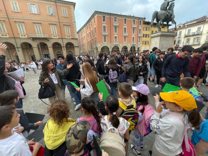 A Casale Monferrato studenti in corteo contro l’amianto: “Ci siamo con testa, cuore e coscienza”