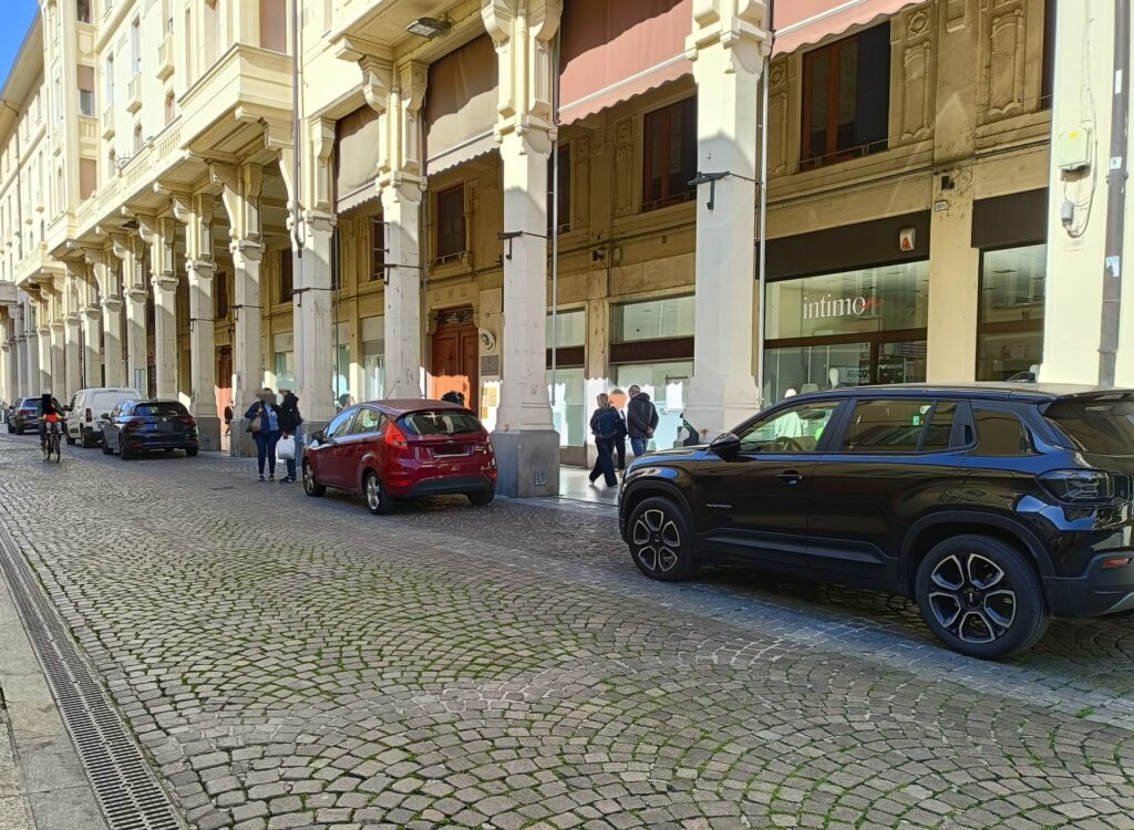 Auto zona pedonale tortona