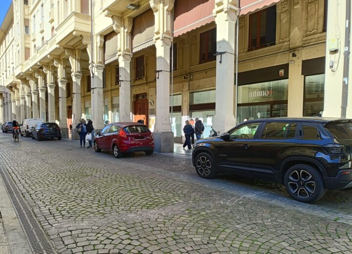Pd di Tortona: “Troppe auto nella zona pedonale, ma c’è davvero chi controlla?”