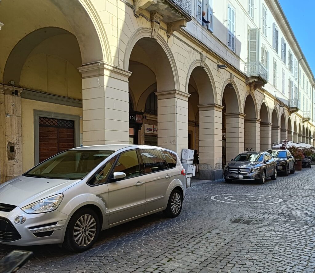 Auto zona pedonale tortona