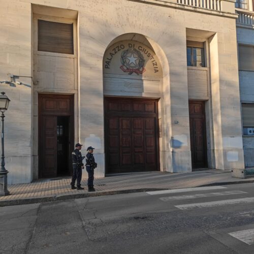 Lastra di marmo si stacca dalla facciata del Tribunale. Intervengono Vigili del Fuoco per la messa in sicurezza