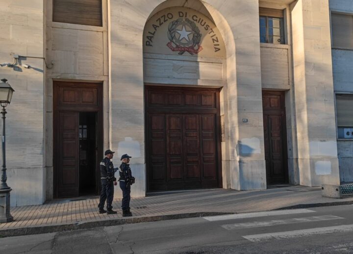 Lastra di marmo si stacca dalla facciata del Tribunale. Intervengono Vigili del Fuoco per la messa in sicurezza