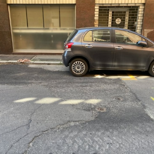 In via Castellani stallo per le persone con disabilità in parte cancellato e occupato da chi non dovrebbe