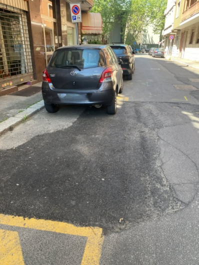 In via Castellani stallo per le persone con disabilità in parte cancellato e occupato da chi non dovrebbe