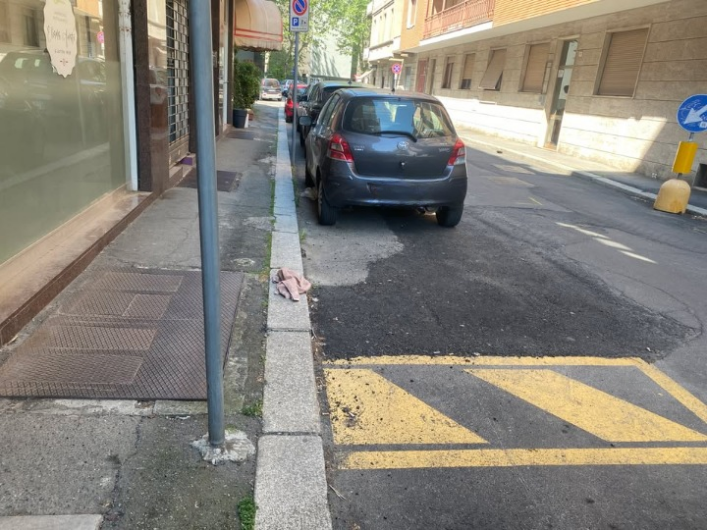 In via Castellani stallo per le persone con disabilità in parte cancellato e occupato da chi non dovrebbe