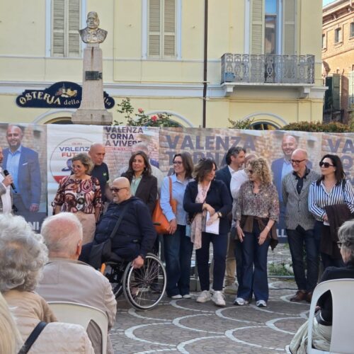 Elezioni, Ballerini presenta i candidati consiglieri: “Età media under 50, metà donne e tutti di Valenza”
