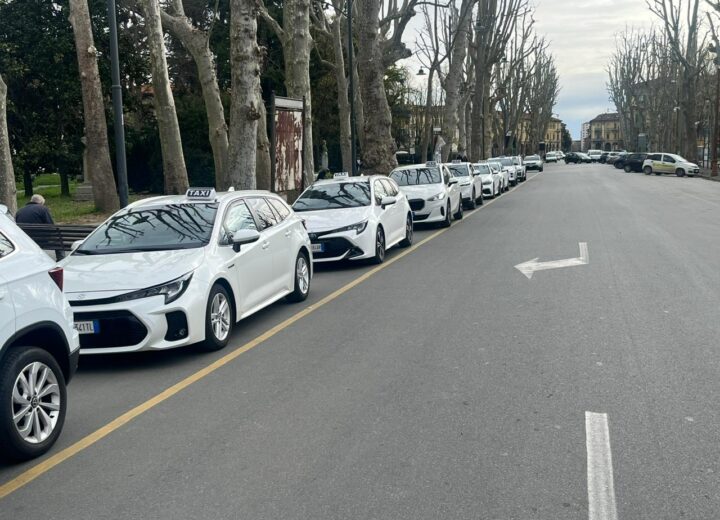 Il sindaco incontra i tassisti. Sul tavolo la proposta di spostare i taxi da viale della Repubblica