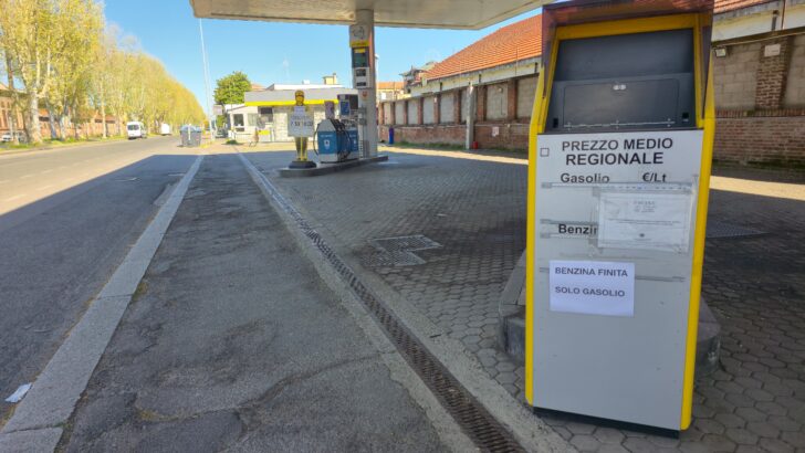 Benzina esaurita in alcuni distributori di Alessandria: il taglio delle accise ha stimolato a fare scorta