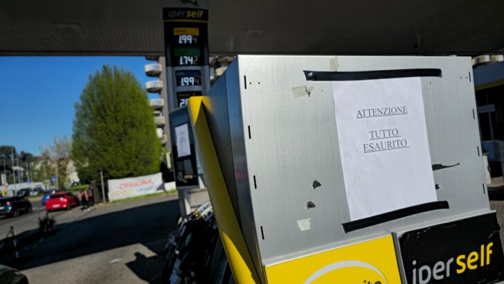 Benzina esaurita in alcuni distributori di Alessandria: il taglio delle accise ha stimolato a fare scorta