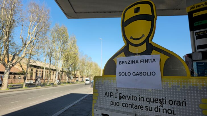 Benzina esaurita in alcuni distributori di Alessandria: il taglio delle accise ha stimolato a fare scorta