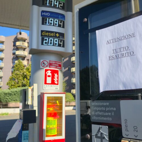 Benzina esaurita in alcuni distributori di Alessandria: il taglio delle accise ha stimolato a fare scorta