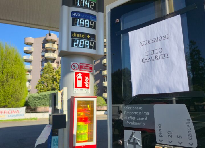 Benzina esaurita in alcuni distributori di Alessandria: il taglio delle accise ha stimolato a fare scorta