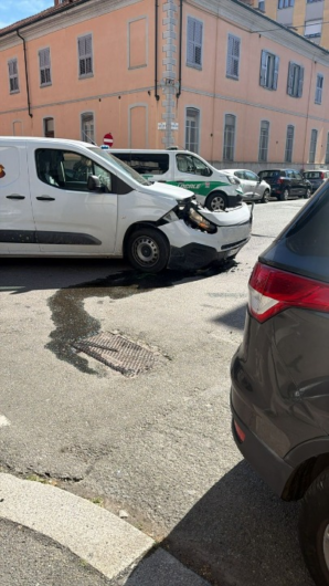 Scontro tra due auto in via Tortona ad Alessandria: sul posto la Polizia Locale