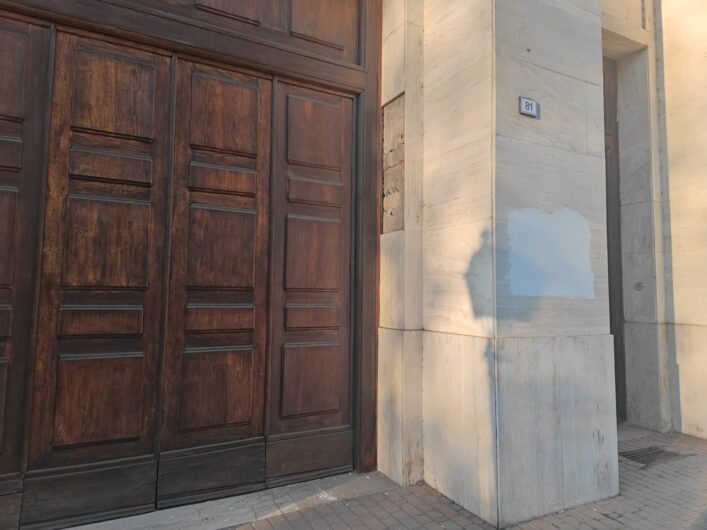 Lastra di marmo si stacca dalla facciata del Tribunale. Intervengono Vigili del Fuoco per la messa in sicurezza