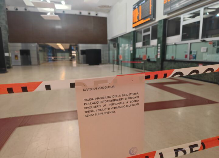 Cadono alcuni calcinacci nell’atrio della stazione di Alessandria: chiusa la biglietteria