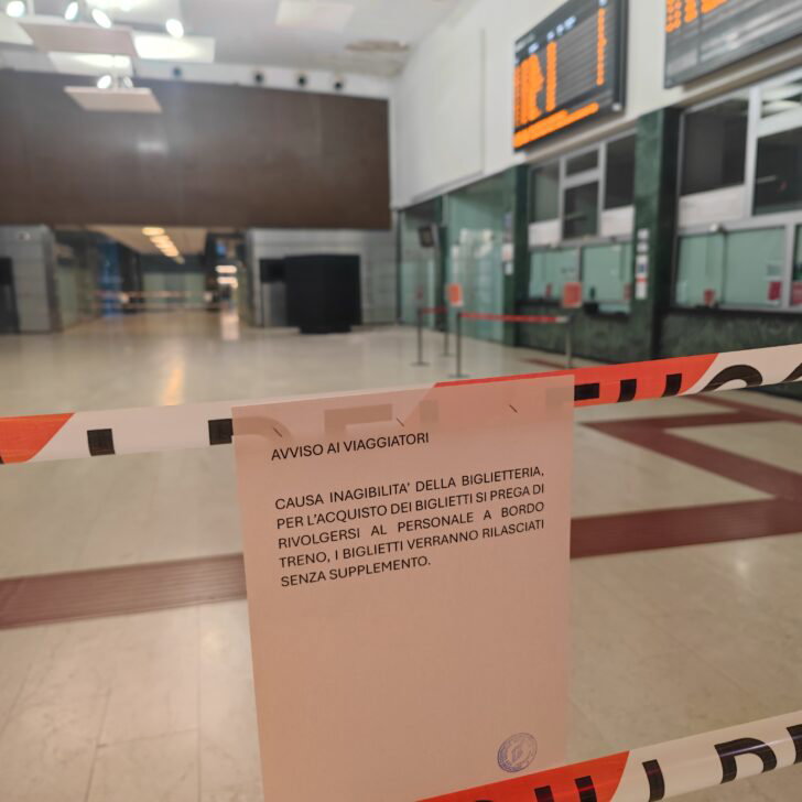 Cadono alcuni calcinacci nell’atrio della stazione di Alessandria: chiusa la biglietteria