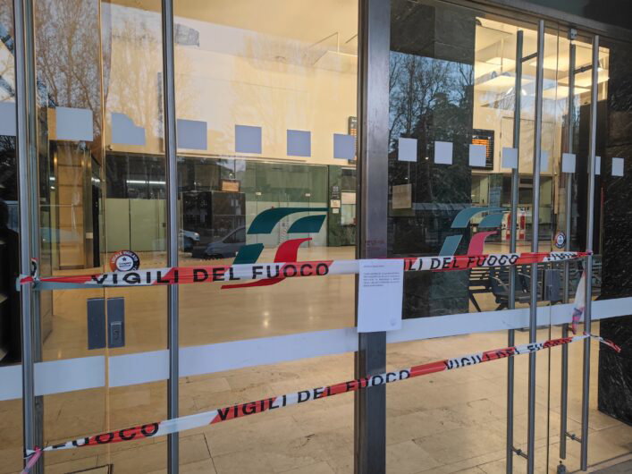 Cadono alcuni calcinacci nell’atrio della stazione di Alessandria: chiusa la biglietteria