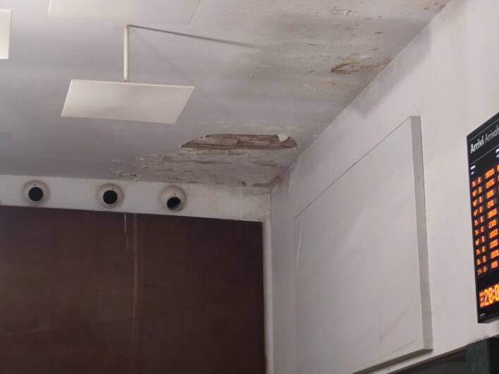 Cadono alcuni calcinacci nell’atrio della stazione di Alessandria: chiusa la biglietteria