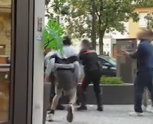 Uomo fuori di sé davanti alla gioielleria poi il caos: determinante l’arrivo dei Carabinieri